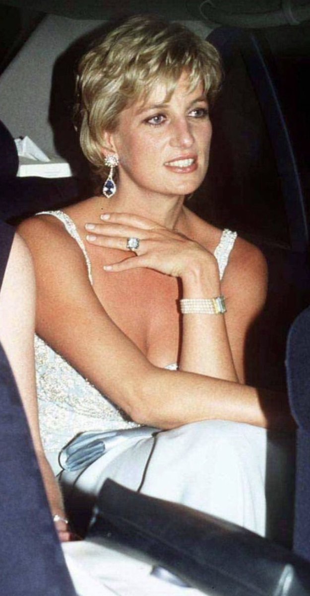Alt52017689's tweet photo. We lost an incomparable light on August 31, 1997. Diana was not just a princess; she was a gentle presence, a hand extended to those the world had forgotten. Her kindness was not a role; it was her nature. She will never be forgotten. 🕊️🤍
#PrincessDiana #QueenOfHearts https://t.co/HZ11E1tlP5