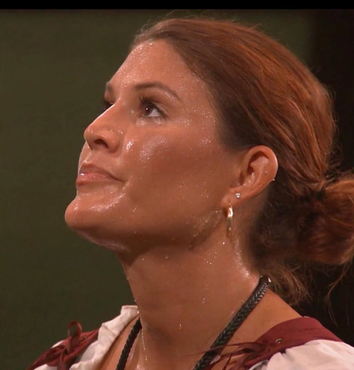 SL0PWH0RE's tweet photo. Production really had her outside in 100°+ heat for 7+ hours competing in comps nonstop, just to eliminate her and then stick her in sequester for an entire WEEK 😭😭 they really fucking hate her omg #BB28 https://t.co/iecxNeH1JU