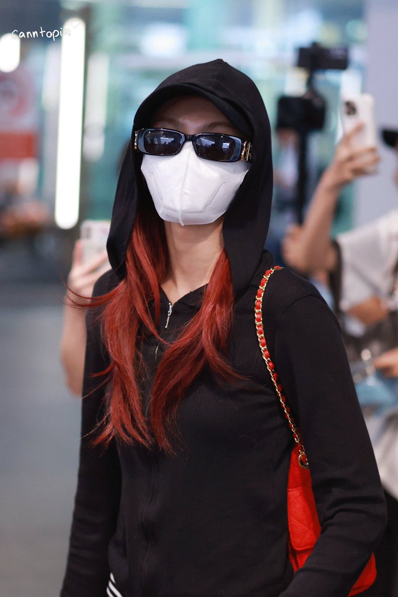 archiquette_'s tweet photo. ohh outfit full black biar menyala lewat tas mahal mu itu dan rambut ya wkwk

camat istirahatt adekk mam yg enak yaaa🤏🏻 https://t.co/SBdKlV5G6V