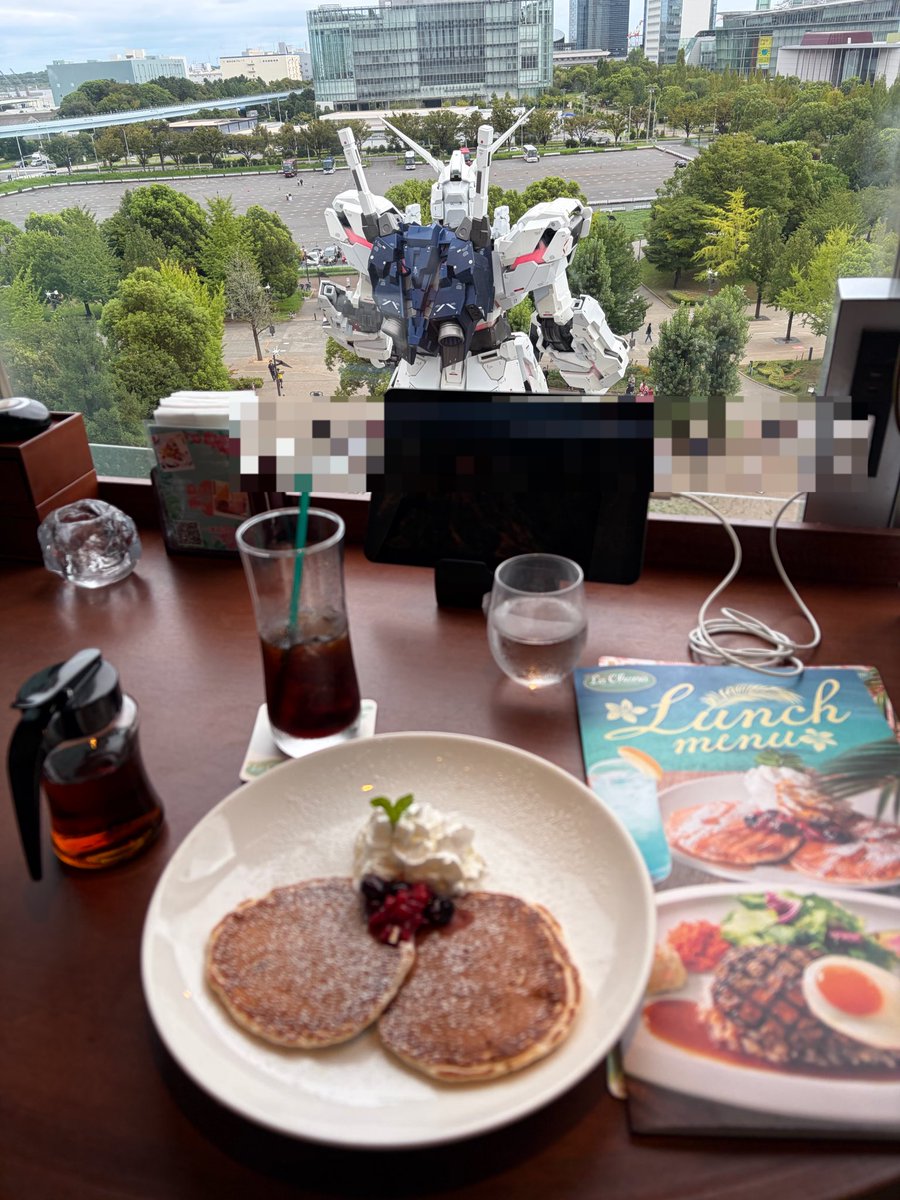 yuckey5150's tweet photo. お台場、ユニコーンガンダム　展示最終日に観て来ました。

ちはちゃんのユニコーン同時視聴で言及していた、ハワイアンレストランにも行けた。美味しかったです。
海老のバスク・オム(w)は、前日前々日、もてぎの地ビール飲んだこともあり、痛風こわいのでやめましたw

動くの待ってる間、前に居たガノタの少年、少女の交流を後ろで聴いてて飽きなかったwよう口廻るwwガンプラ女子初めて見た。ほんとに居た！w
#ユニコーン　
#輪堂千速　
#みてやちはや