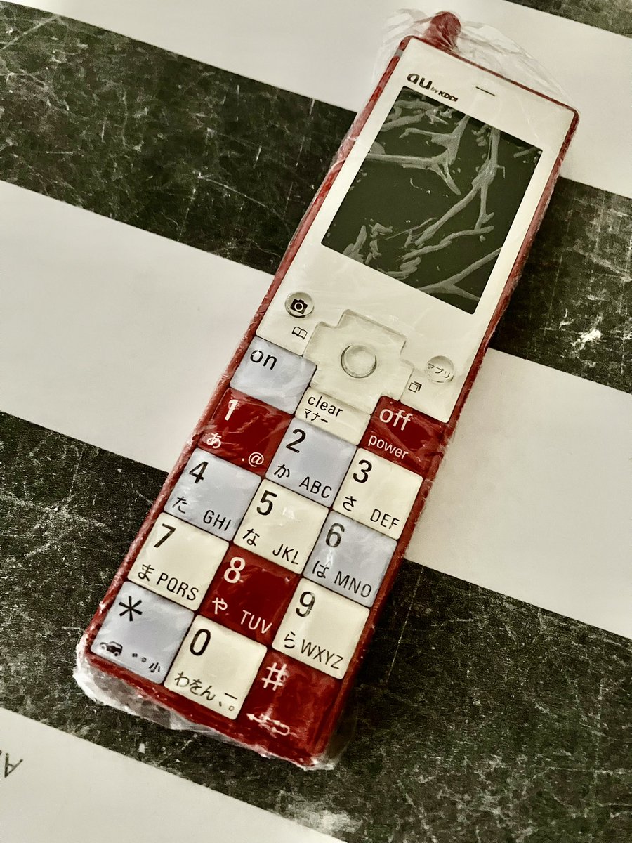 SagamiGakki_ONC's tweet photo. お気に入りだったので捨てられない📱
ラップでホコリ付かないようにして飾ってます
#infobar #nishikigoi https://t.co/FOdYhO2Sin