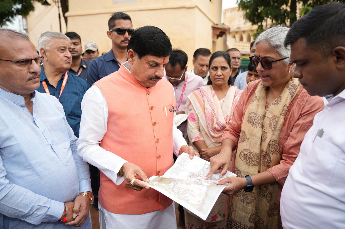 DrMohanYadav51's tweet photo. पवित्र नगरी ओरछा में आज भाजपा के माननीय राष्ट्रीय सह-संगठन महामंत्री श्री @shivprakashbjp जी, माननीय प्रदेश अध्यक्ष श्री @Hkhandelwal1964 जी, माननीय सांसद एवं जनप्रतिनिधिगणों के साथ श्री रामराजा लोक के निर्माण कार्यों का अवलोकन किया। इस दौरान अधिकारियों से विकास कार्यों की प्रगति की जानकारी लेते हुए सभी कार्य गुणवत्ता के साथ निर्धारित समय-सीमा में पूर्ण करने के निर्देश दिए।

श्री महाकाल महालोक की तर्ज पर ही श्री रामराजा लोक विकसित हो रहा है। उज्जैन में महाकाल लोक के निर्माण से धार्मिक पर्यटन को नई गति एवं अर्थव्यवस्था को भी मजबूती मिली है। बड़ी संख्या में देश-विदेश से श्रद्धालु एवं पर्यटक आस्था और सांस्कृतिक धरोहर से जुड़ने आ रहे हैं। 

ओरछा के साथ ही चित्रकूट, दतिया, नलखेड़ा और मंदसौर सहित प्रदेश के प्रमुख तीर्थस्थलों का विकास एवं सुविधाओं के विस्तार के कार्य निरंतर किए जा रहे हैं।

प्रभु श्री रामराजा सरकार से प्रार्थना है कि सबका मंगल व कल्याण करें।