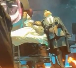 DRAAGTEMPER's tweet photo. phantom.

drags hand down window. her and clerk stargazing. wtf ever https://t.co/l65xYqDWKY