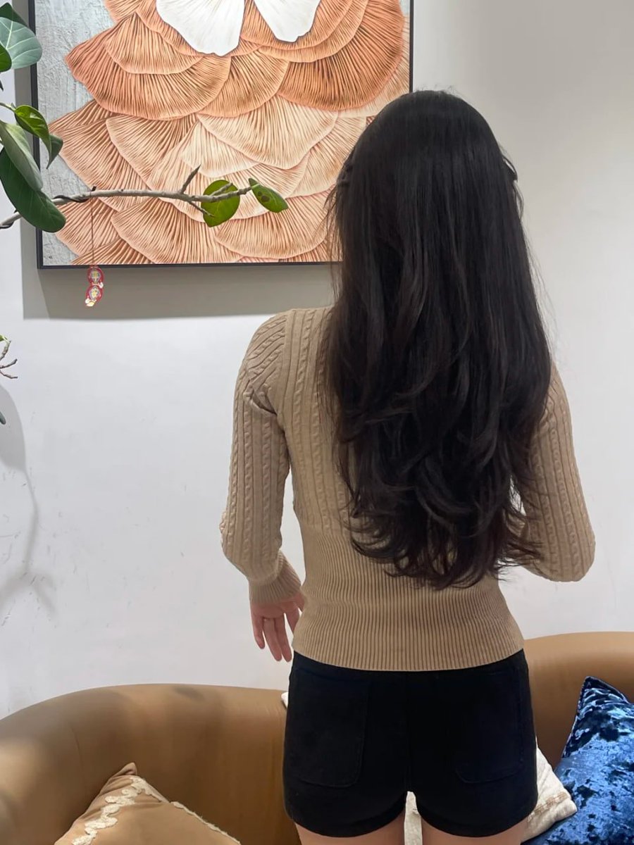25vNina's tweet photo. 我只是坐在沙发上，长发随意垂下，
却好像已经把你的视线锁住了。
要不要过来，帮我把头发拨到一边？ https://t.co/ag7vUzogtg