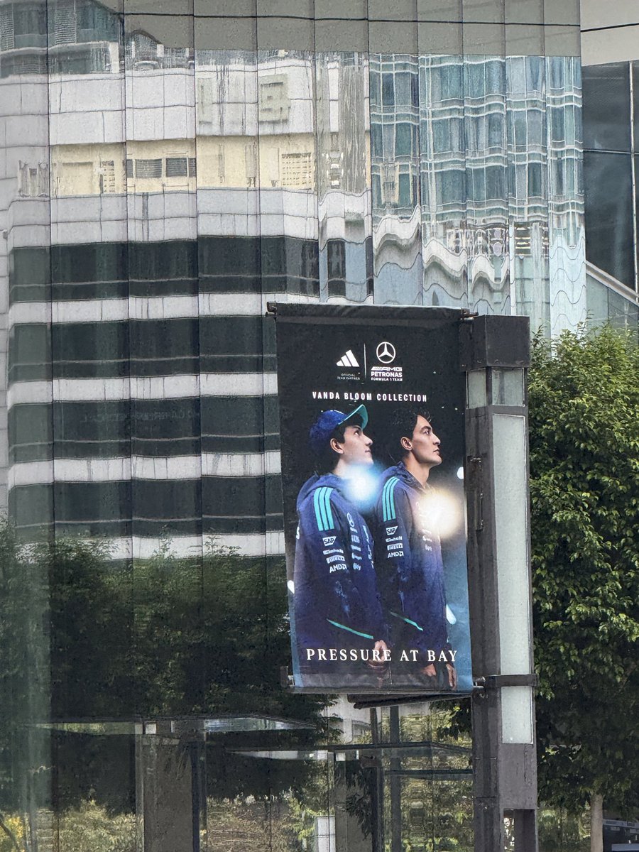 yusiseonsu's tweet photo. george at adidas brand store singapore! https://t.co/piVy5xN3M2