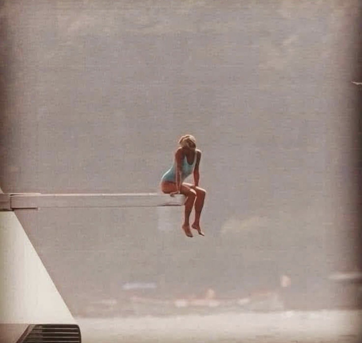 FrenkieWoody's tweet photo. Il 31 agosto 1997 moriva Lady Diana. Aveva 36 anni.

Sono passati 29 anni, ma alcune persone hanno uno strano rapporto con il tempo: se ne vanno e continuano a essere presenti.

Diana non è rimasta nella memoria perché era una principessa.
È rimasta perché, dentro un mondo costruito sul protocollo, riusciva ancora a sembrare umana.

Forse è per questo che milioni di persone non l’hanno mai dimenticata.

Le corone passano.
L’empatia lascia tracce. ❤️‍🩹