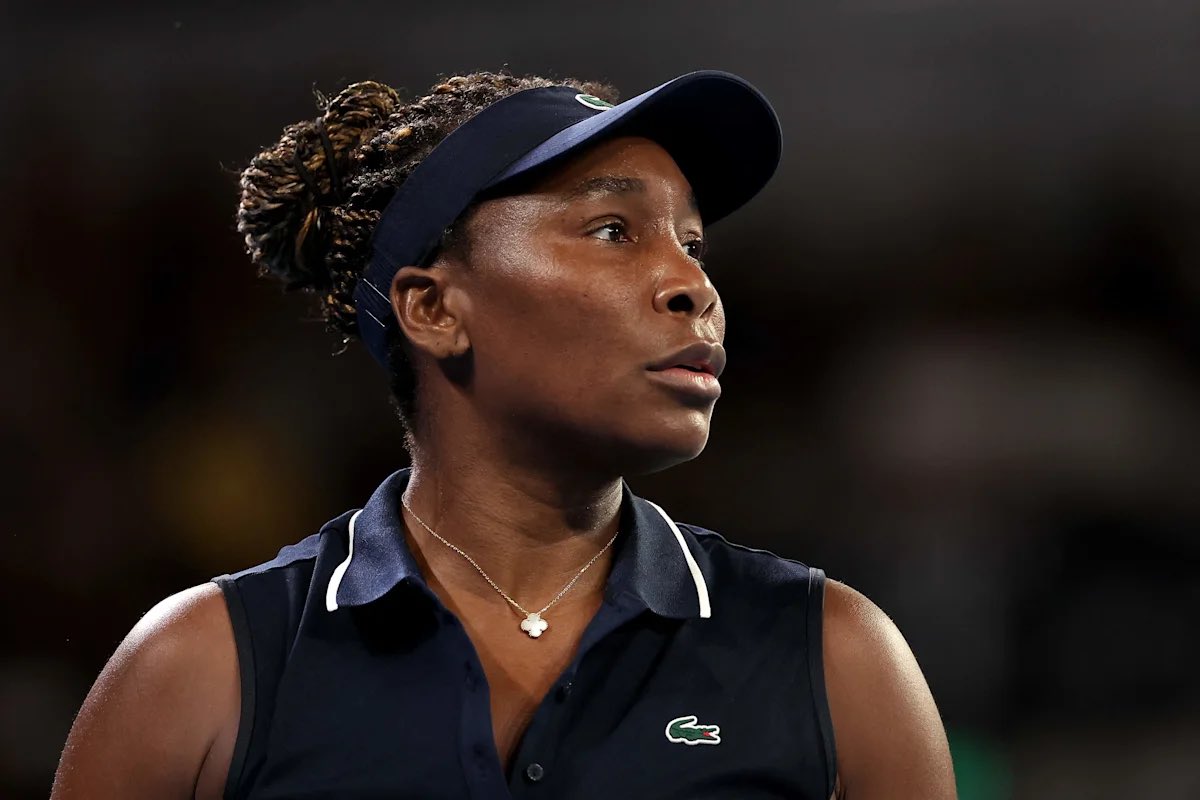 GameSetAndTalk's tweet photo. 🚨 OFFICIEL !!! Venus Williams 🇺🇸 a concédé sa 15ème défaite consécutive cette nuit à l’US Open 🇺🇸 face à Sofia Kenin 🇺🇸 en 2 sets (6-2, 7-6). ❌

Le sketch des wild-cards qui continue encore et encore… https://t.co/oeJA6oUc3g