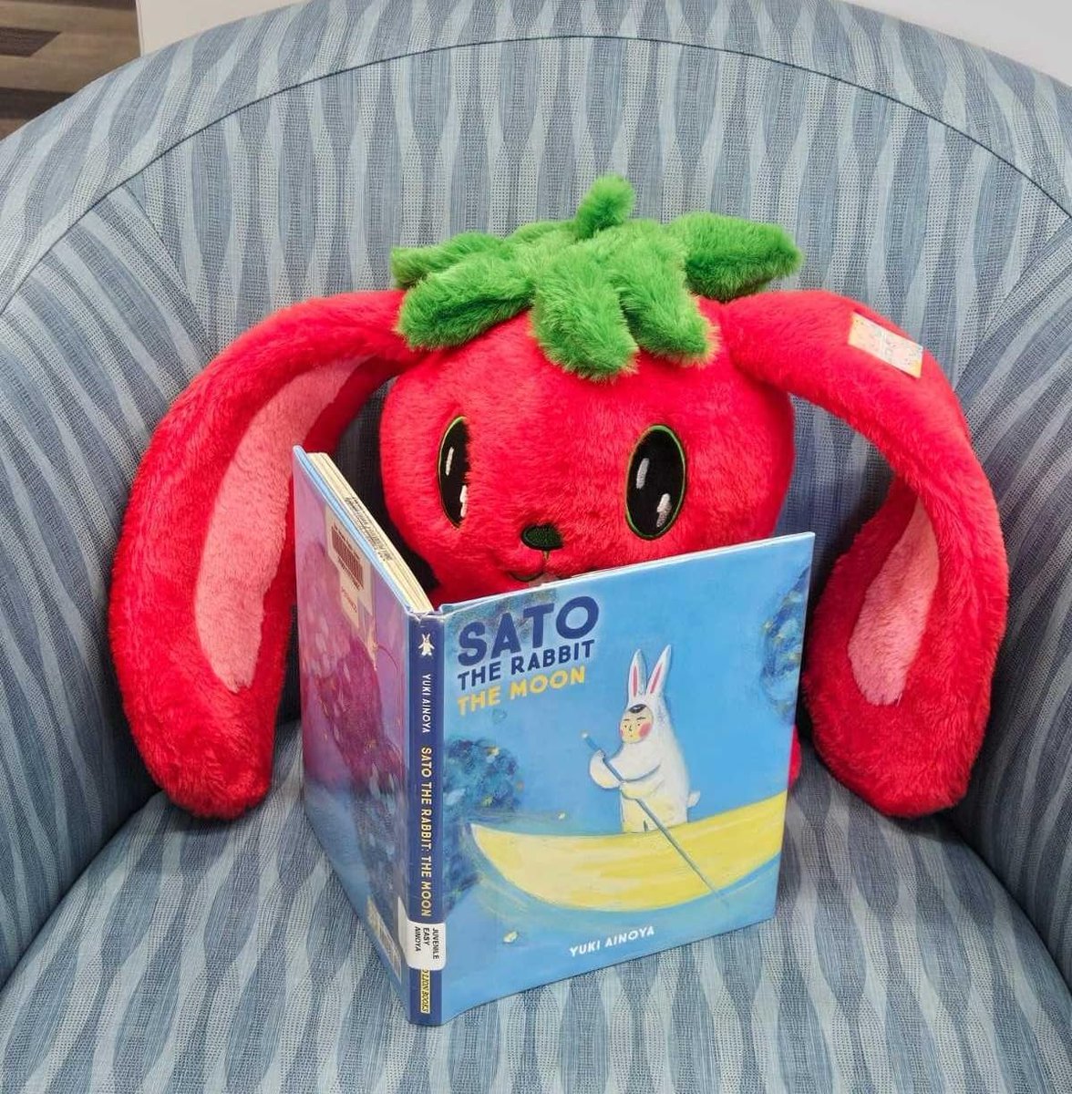 GaoPengToys's tweet photo. 🍅+🐰 = Tomabbit is HERE for pre-order!

It grew from a sketch → we made her real → now you can take her home!

LINK: 
🔗 Brand site: https://t.co/kkIVR7drP2
🔗 Amazon: https://t.co/9oyrHWD7sJ

🍅 Soft to touch, safety tested, and impossibly cute.
🐰 Floppy ears + weighted butt & feet = she sits on your desk / shelf perfectly
💌 16 inches of huggable joy with floppy ears and a sweet smile.

📩 Want your IP made like this? Drop “PLUSH” for breakdown.

#plushpreorder #plushcommunity #stuffedanimal #plushcollector #cottagecore #kawaiiaesthetic #plushiecommunity #preordernow