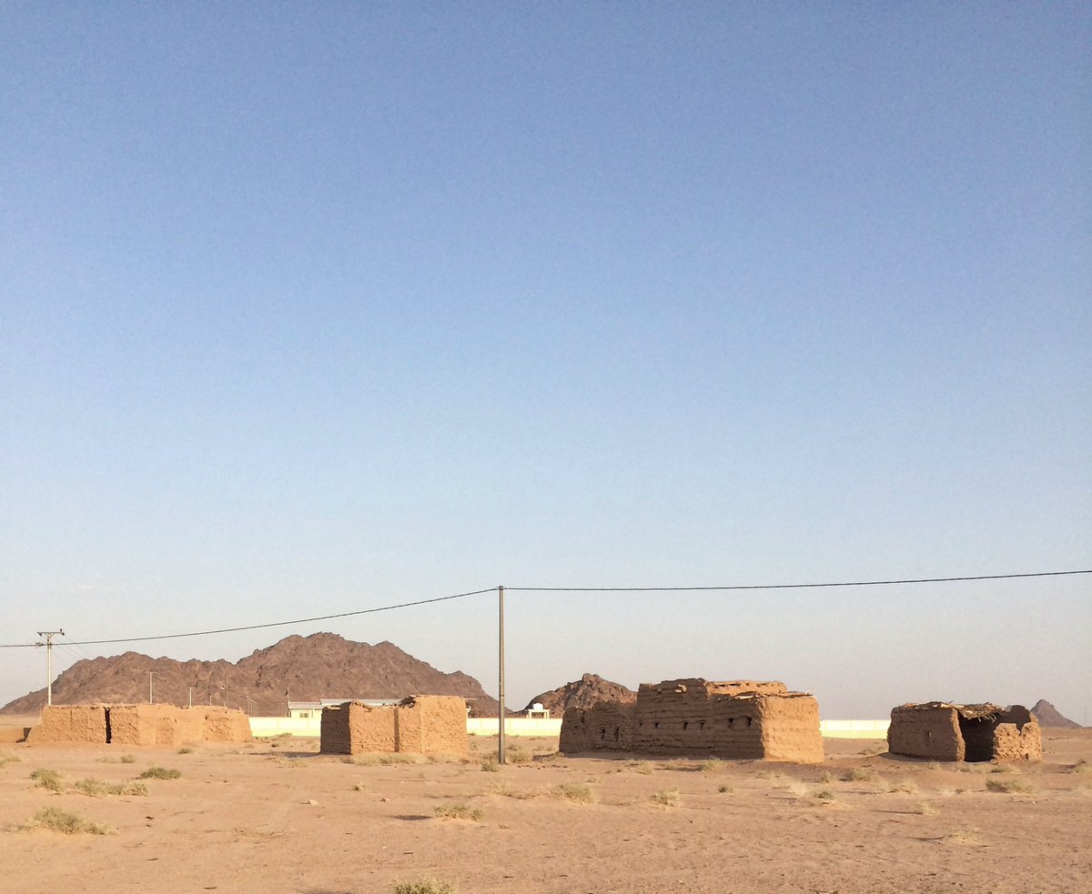 4_wneom's tweet photo. قصور الطين عمارة تاريخية تراثية تحكي جمال ارتباط الانسان ببيئته الرملية التي شيدت من نفس البيئة المحيطة... #منازل_جدودي #غسل https://t.co/6HFCGB3bpG