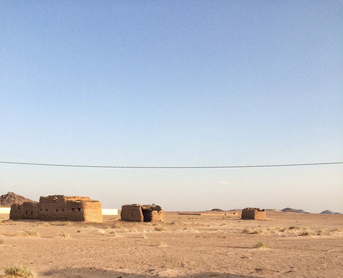 4_wneom's tweet photo. قصور الطين عمارة تاريخية تراثية تحكي جمال ارتباط الانسان ببيئته الرملية التي شيدت من نفس البيئة المحيطة... #منازل_جدودي #غسل https://t.co/6HFCGB3bpG