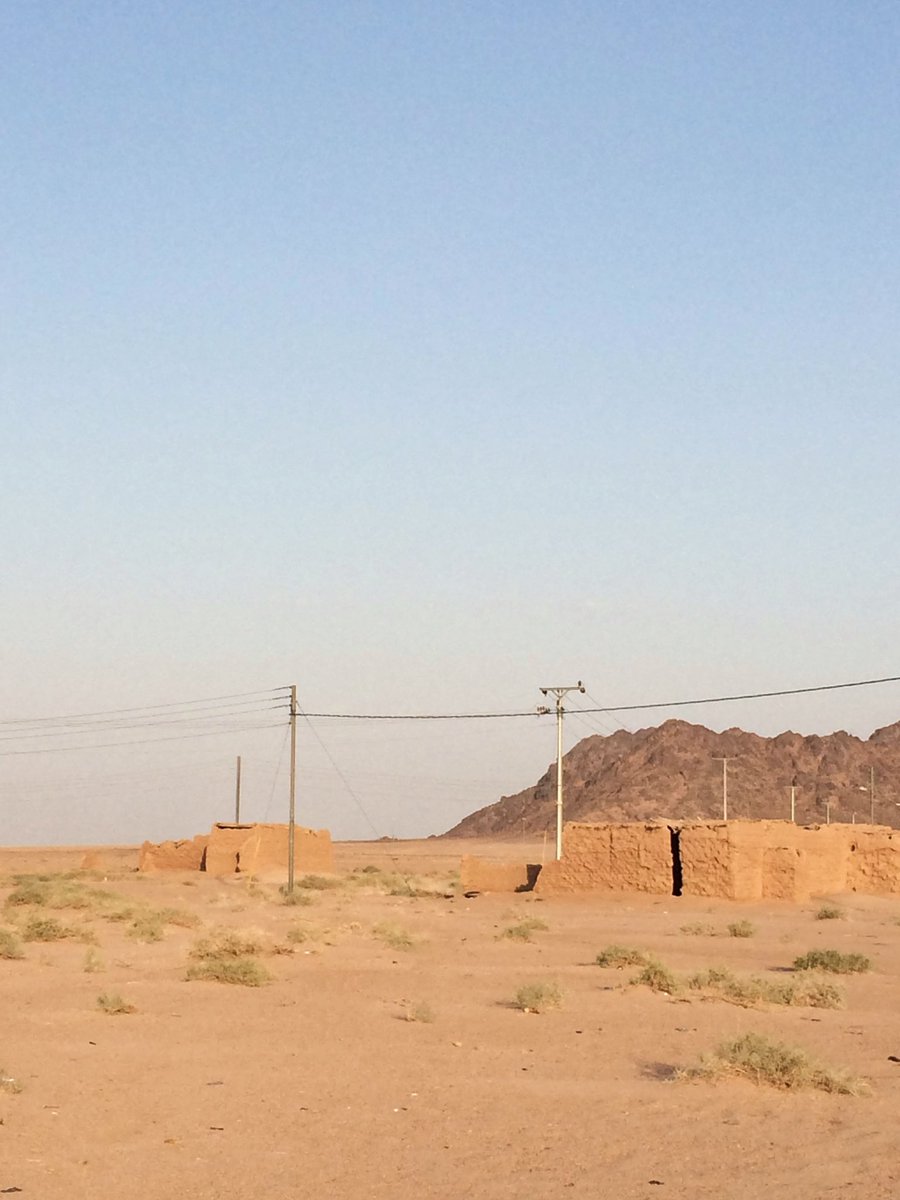4_wneom's tweet photo. قصور الطين عمارة تاريخية تراثية تحكي جمال ارتباط الانسان ببيئته الرملية التي شيدت من نفس البيئة المحيطة... #منازل_جدودي #غسل https://t.co/6HFCGB3bpG