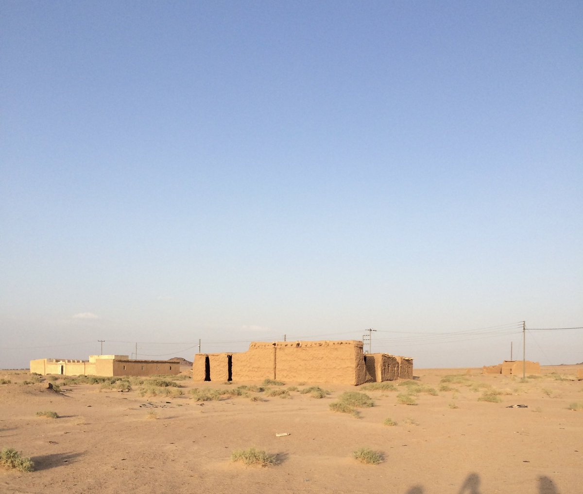 4_wneom's tweet photo. قصور الطين عمارة تاريخية تراثية تحكي جمال ارتباط الانسان ببيئته الرملية التي شيدت من نفس البيئة المحيطة... #منازل_جدودي #غسل https://t.co/6HFCGB3bpG