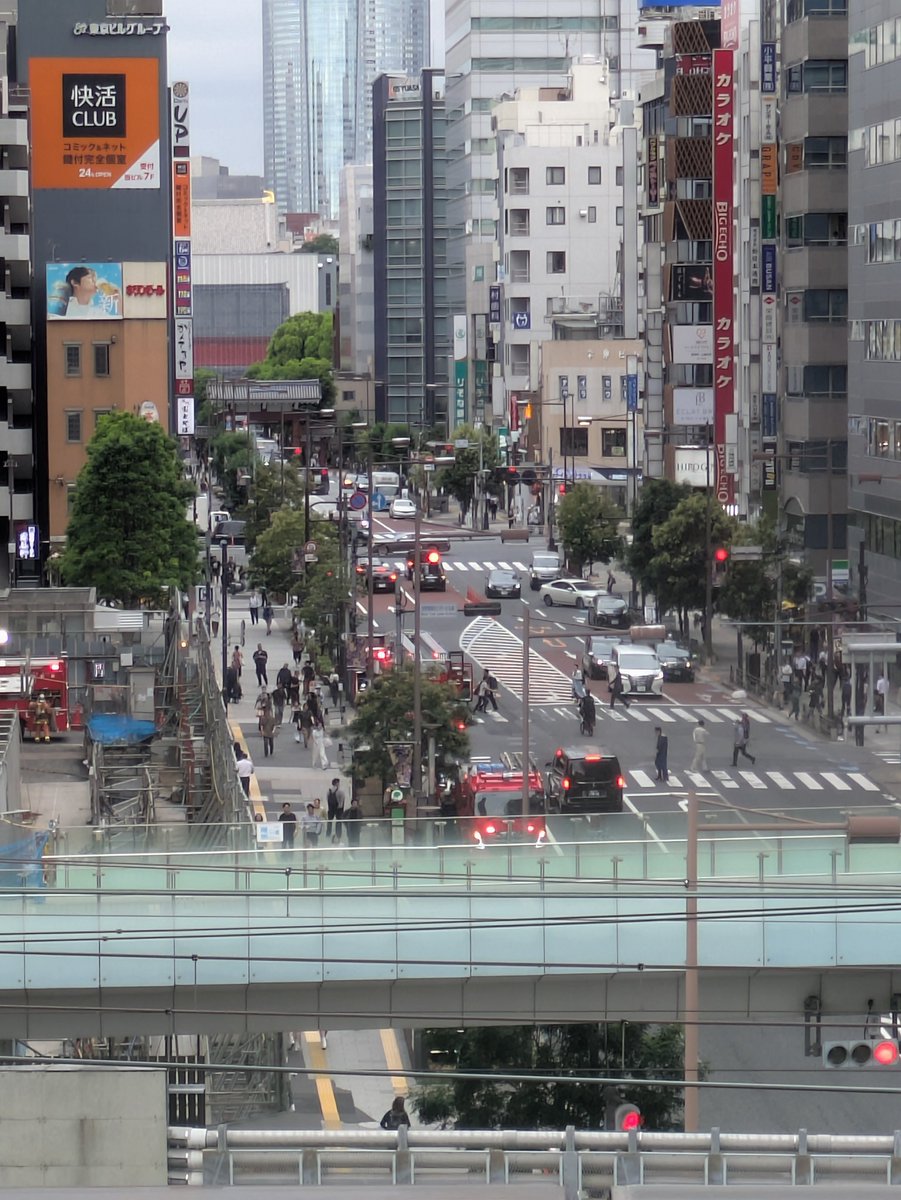 hasibiro_maga's tweet photo. 職場近くの浜松町で工事中貿易センタービル本館で何やらあったみたいです
サイレンが鳴っていて、すでに工事現場に消防車が3台、あとからも2台と救急車も来ている模様
#浜松町 #貿易センタービル
https://t.co/m0ismpeMux