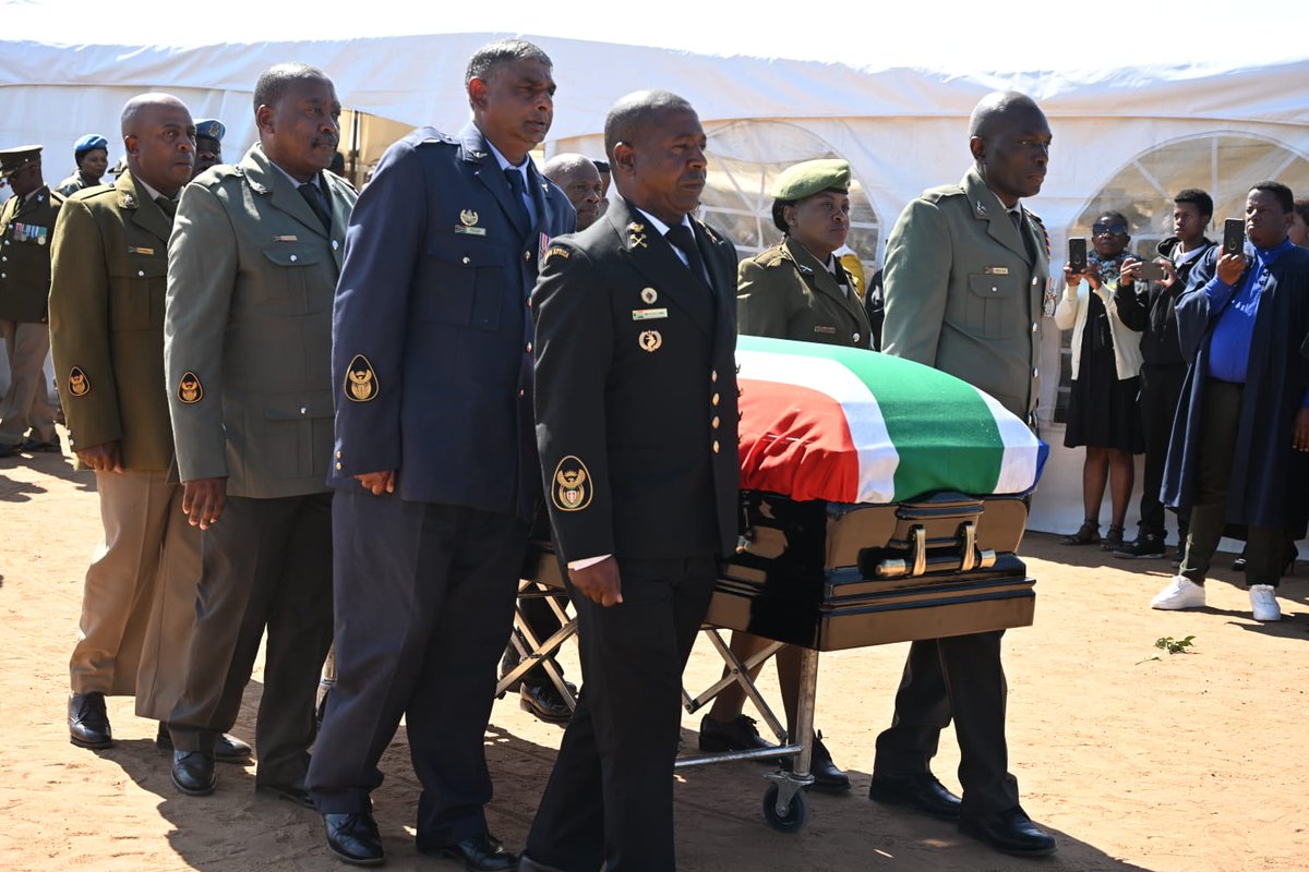 SANDF_ZA's tweet photo. South African National Defence Force Bids Farewell to Warrant Officer Class One, Simon Molahlehi Rahlao.

https://t.co/689u3346L9

🇿🇦#SANDF 
🇿🇦#LogDivision 
🇿🇦#RIPSASoldier https://t.co/dEE15zvQWH