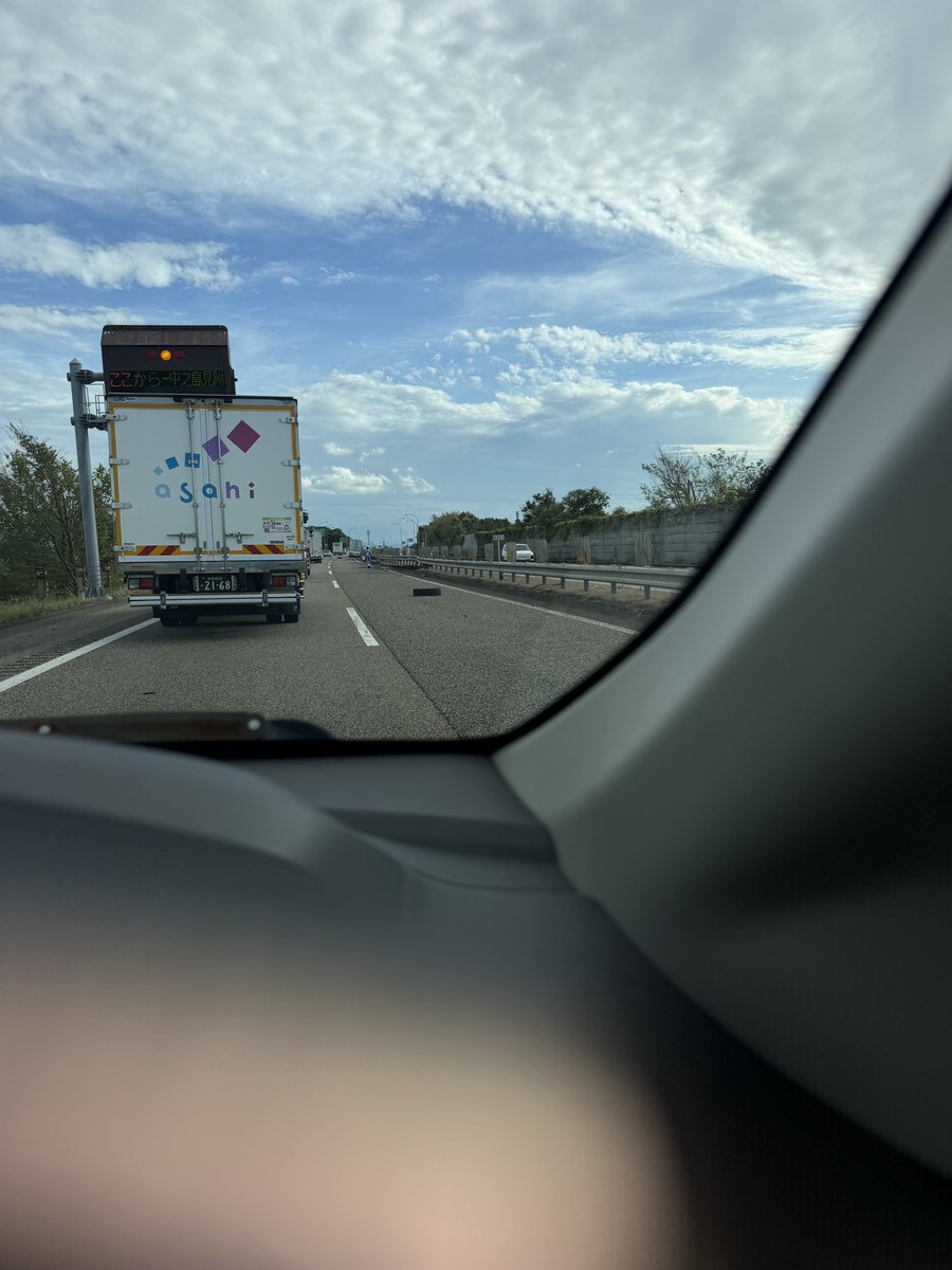 a7hqhv's tweet photo. 8/31 15時半頃
北陸自動車道　中之島見附インター付近での事故

ドライバーの安否が気になります。
どうか無事でありますよう https://t.co/8mlzfemFdS