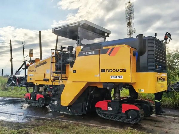 joydellcn's tweet photo. 🚧 LIUGONG M200E Powers Road Construction in Brazil! 🇧🇷
The LIUGONG M200E Milling Machine delivers efficient and precise performance for highway rehabilitation projects.
More: https://t.co/ASxDjMk3UU
#LIUGONG #M200E #MillingMachine #RoadConstruction #Brazil #ConstructionEquipment https://t.co/oZ741XV8XB