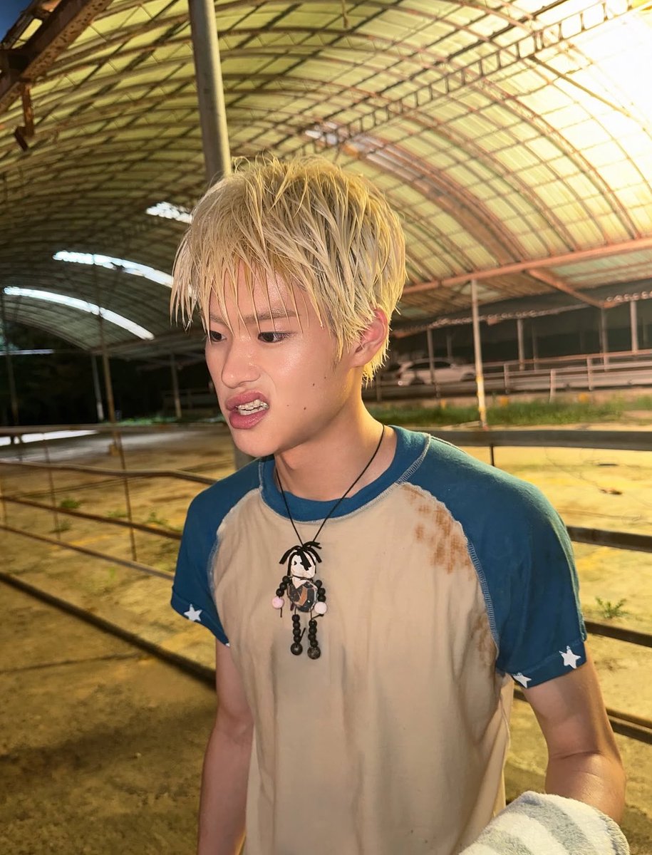 booburries's tweet photo. เข้าใจที่นางจะโดนคุมทั้งเอ็มวี งื้ออ เหล็กจัดฟัน ตัวเล็ก ๆ เคะกุงดงามมาก https://t.co/QLa18sbULO