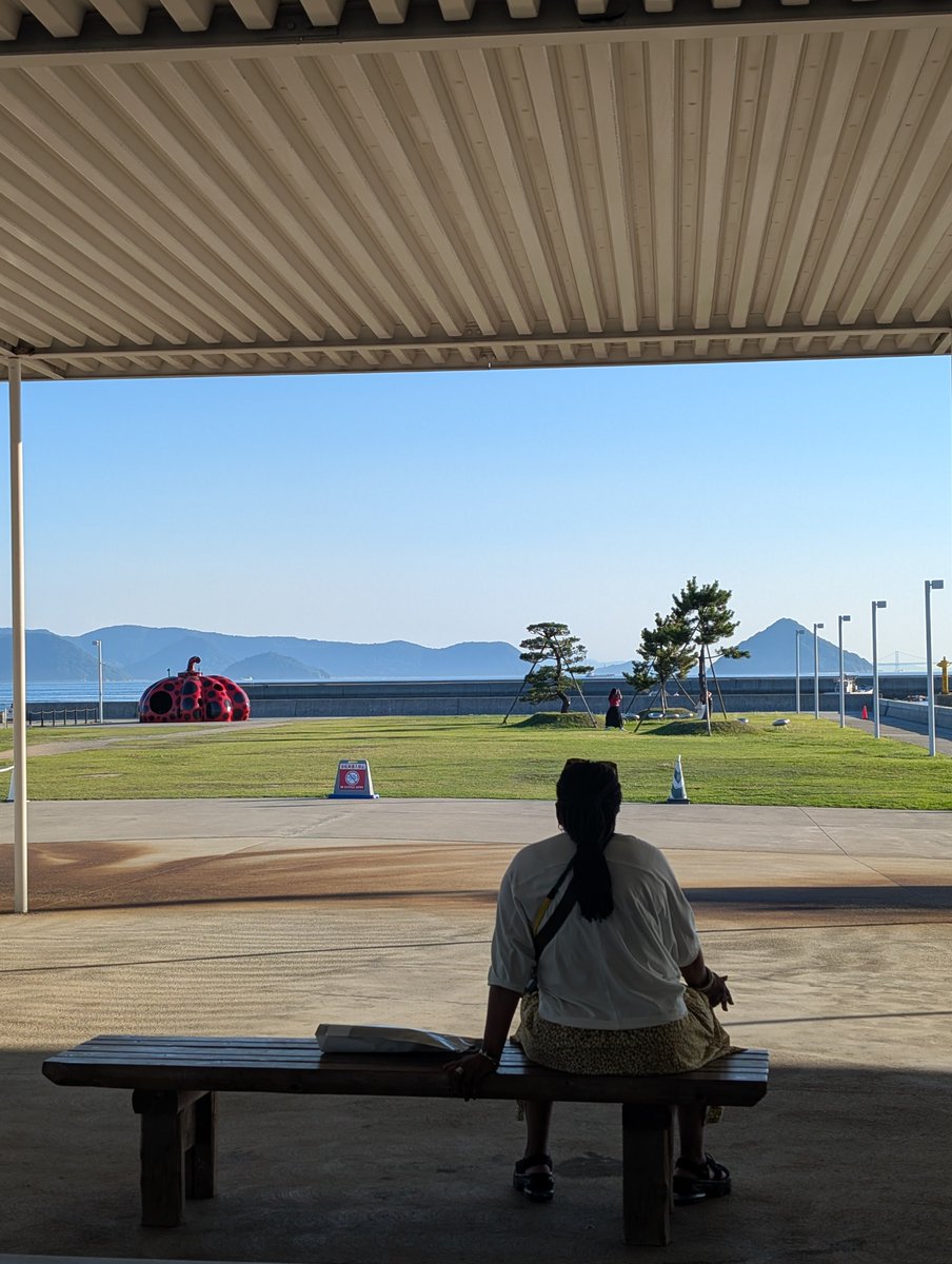 unai_risa21's tweet photo. 直島の南瓜 https://t.co/w4c55N3kTN