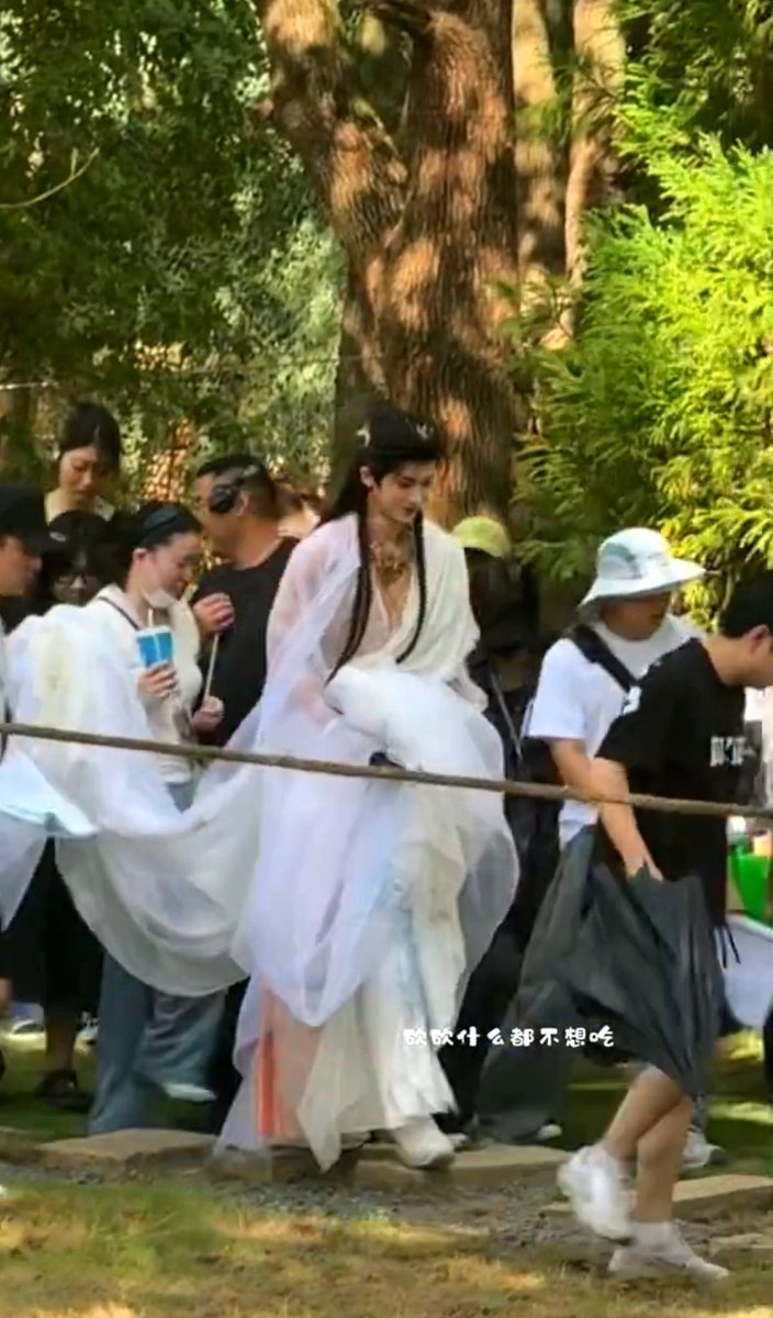 arthestia0727's tweet photo. องหยิงอันอันเสด็จลงมาเที่ยวเล่นในป่าเมิร์กวู้ดมาก กระโปรงยาวสามเมตร ข้าทาสบริวารและปีศาจแคระพร้อมนำขบวน😭😭😭 https://t.co/gyeezeZhtN