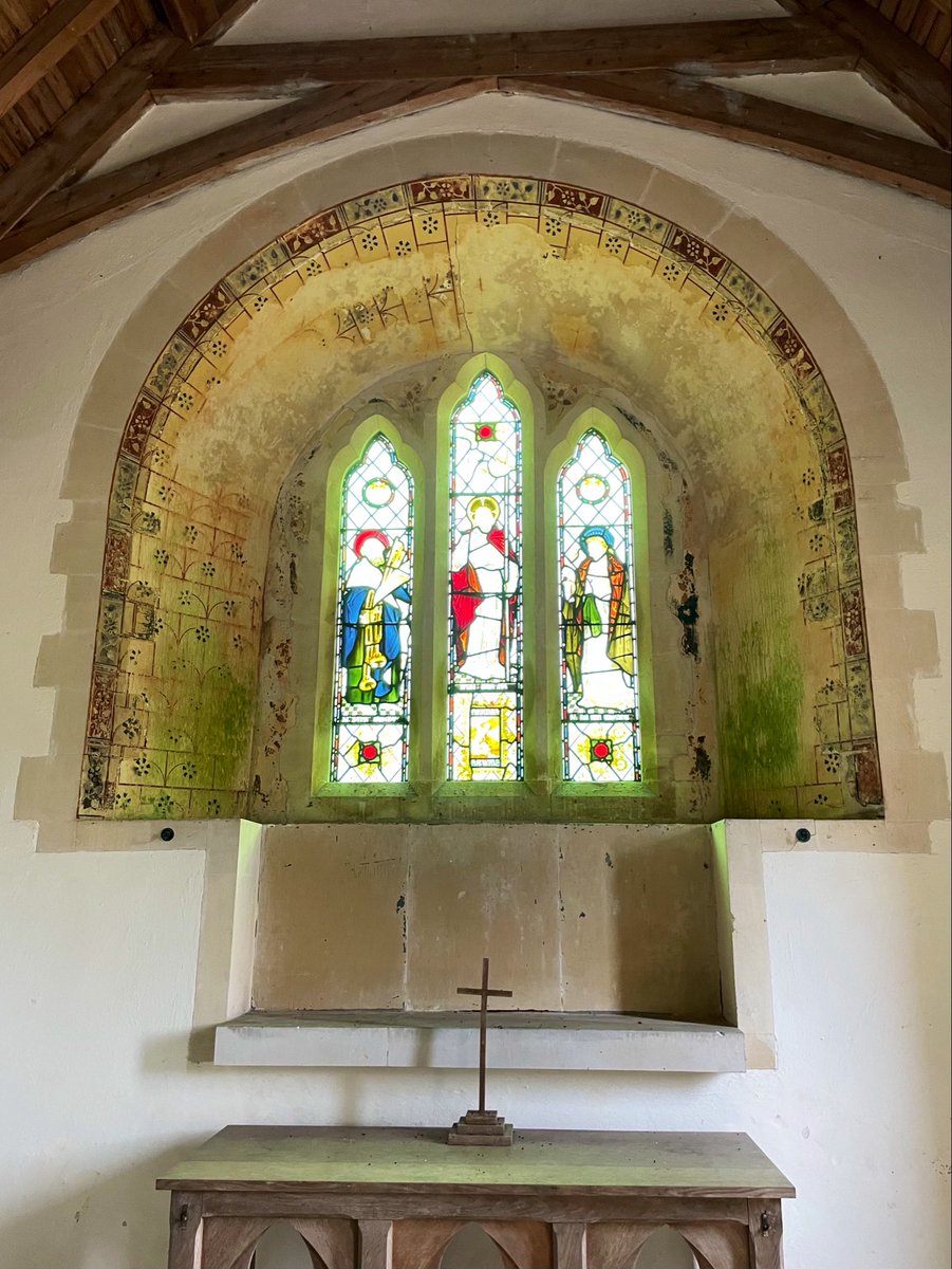 WanderinPilg's tweet photo. The east window of St Peter ad Vincula features stained glass from the studio of renowned Victorian designer Charles Eamer Kempe.

Victorian decorative paintings surround the window frame, creating a fascinating blend of medieval tradition and Victorian craftsmanship. https://t.co/I6ryiTGr2X