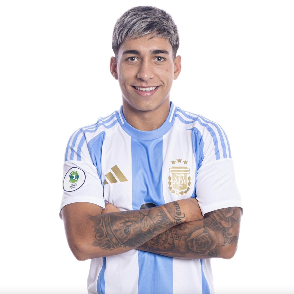 CphSundays's tweet photo. #fcklive #sldk #transferdk
MAHER CARRIZO ER I KØBENHAVN
Den argentinske højrekant Maher Carrizo, som vi og andre medier har kunnet fortælle er på vej til F.C. København på en lejeaftale, landede sent søndag aften i Københavns Lufthavn. Det fortæller kilder til Copenhagen Sundays.
Det ventes at Carrizo gennemfører lægetjek mandag, hvorefter han kan slutte sig til en København-trup, der i voldsom grad mangler kanter.
Maher Carrizo kommer til den danske hovedstad fra Ajax Amsterdam, hvor han kom til fra argentinske Velez Sarsfield. Siden skiftet for et halvt år siden har han dog stort set ikke fået spilletid i den hollandske storklub.
Foto: www.afa .com .ar