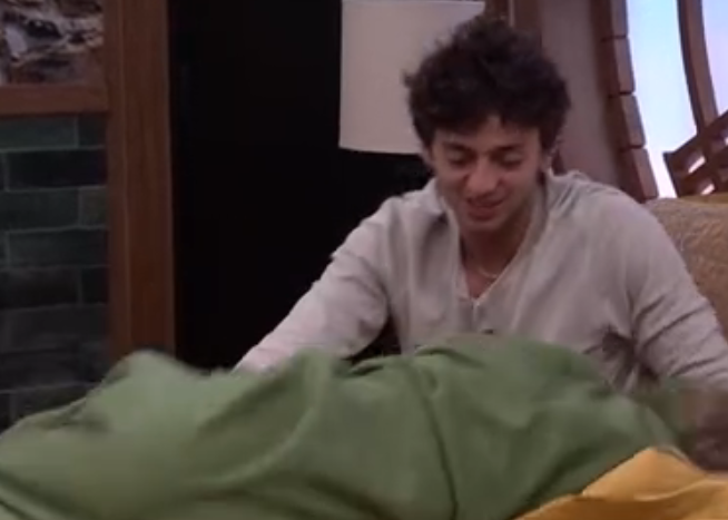 JokersBBUpdates's tweet photo. Posted 12:06am: Drew rolls Melody close to him and asks her if she would act the same if he did not win HOH. Then he rolls her back. #BB28 #BBLF https://t.co/iQlRvYjJ85