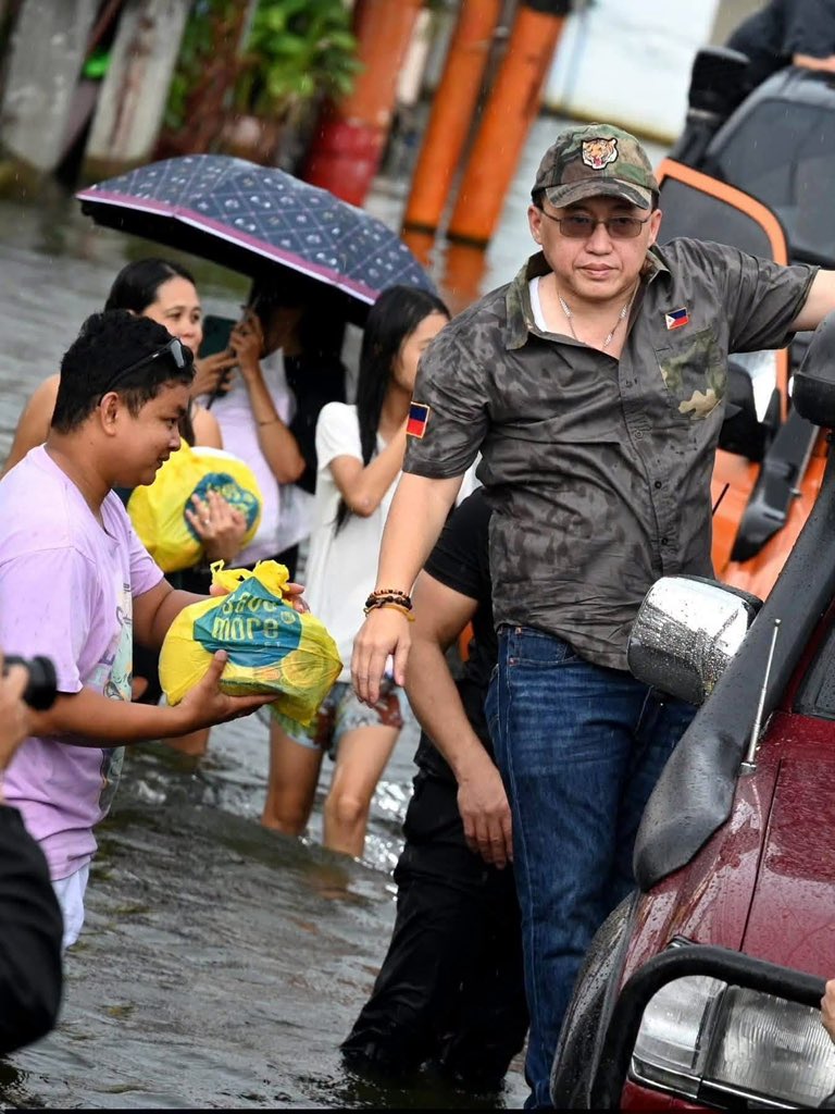 kuyajons's tweet photo. Isa pa tong epal! Hindi ba niya maiaabot yan kung nasa loob lang siya ng sasakyan? Hindi nga lumusong nagmukha namang gago. https://t.co/Pmq7odKDWZ