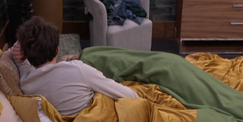 JokersBBUpdates's tweet photo. Posted 12:16am: Melody lays next to Drew in bed. He is using all the pillows? Drew wants Melody to wear Camo in his sunglasses for the live show. Melody says she is down. #BB28 #BBLF https://t.co/jxvURHTWaF