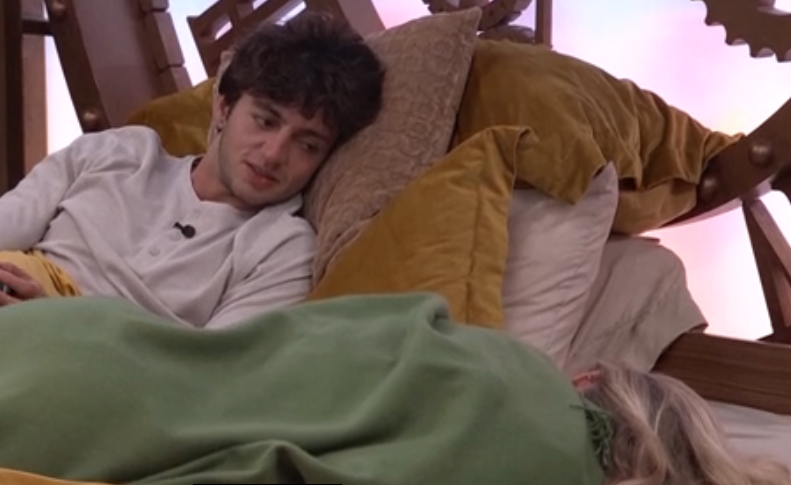 JokersBBUpdates's tweet photo. Posted 12:16am: Melody lays next to Drew in bed. He is using all the pillows? Drew wants Melody to wear Camo in his sunglasses for the live show. Melody says she is down. #BB28 #BBLF https://t.co/jxvURHTWaF