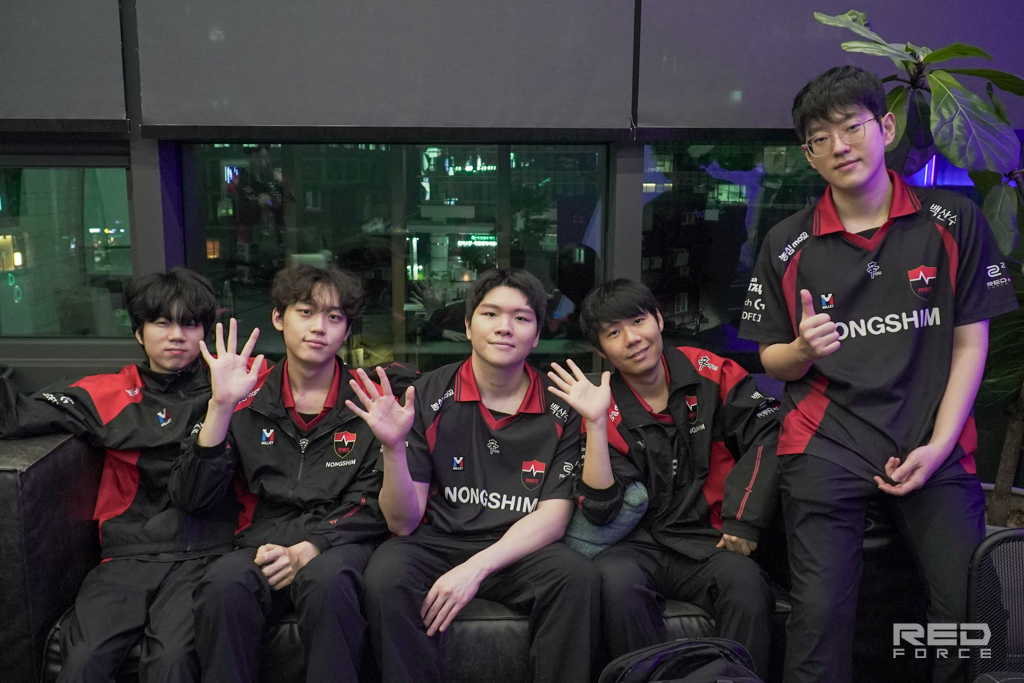 NS_RedForce's tweet photo. [📸PHOTO] #LCK

𝐓𝐇𝐀𝐍𝐊 𝐘𝐎𝐔, 𝐍𝐒 𝐑𝐄𝐃𝐅𝐎𝐑𝐂𝐄

#NONGSHIM #NSRedForce #농심레드포스 #LCK #NS_photo
#Kingen #Sponge #Scout #Calix #Diable #Lehends https://t.co/EtGSB7a9nj