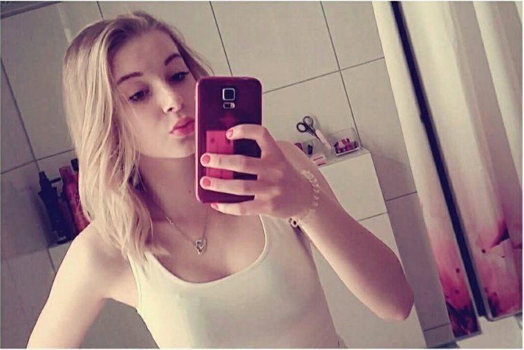 LaraLinaBack's tweet photo. Fertig machen für den dienst! Wer kommt zu mir ins bad und hilft mir? https://t.co/phw2wKYngq