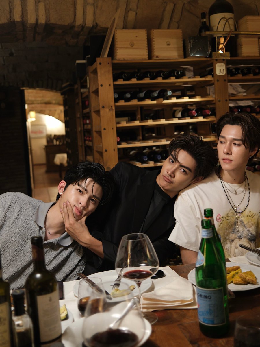 Tearremq_'s tweet photo. รูปนี้น่ารักมาก ๆ เลยอ่าาาา เหมือนพี่น้องสามคนเลย😭😭😭🫳🏻 https://t.co/QmZuWLxR1B
