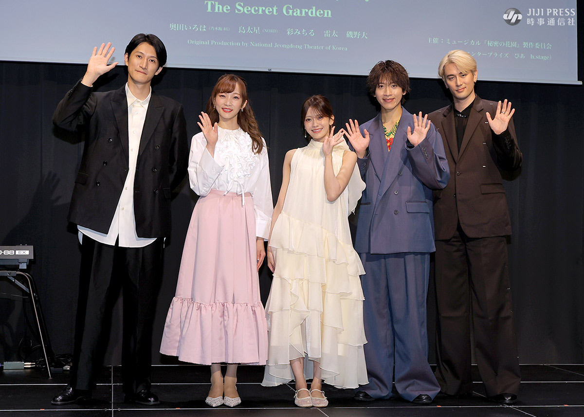 jijicom_ent's tweet photo. 💐ミュージカル『秘密の花園』

製作発表記者会見が行われ、奥田いろはさん(乃木坂46)、島太星さん(NORD)、彩みちるさん、雷太さん、磯野大さん、桑原裕子さん(演出)、Brandon Leeさん(作曲)が出席しました。写真はフォトセッションの様子です。

#ミュージカル秘密の花園 #秘密の花園 https://t.co/07d2CJ0bVd