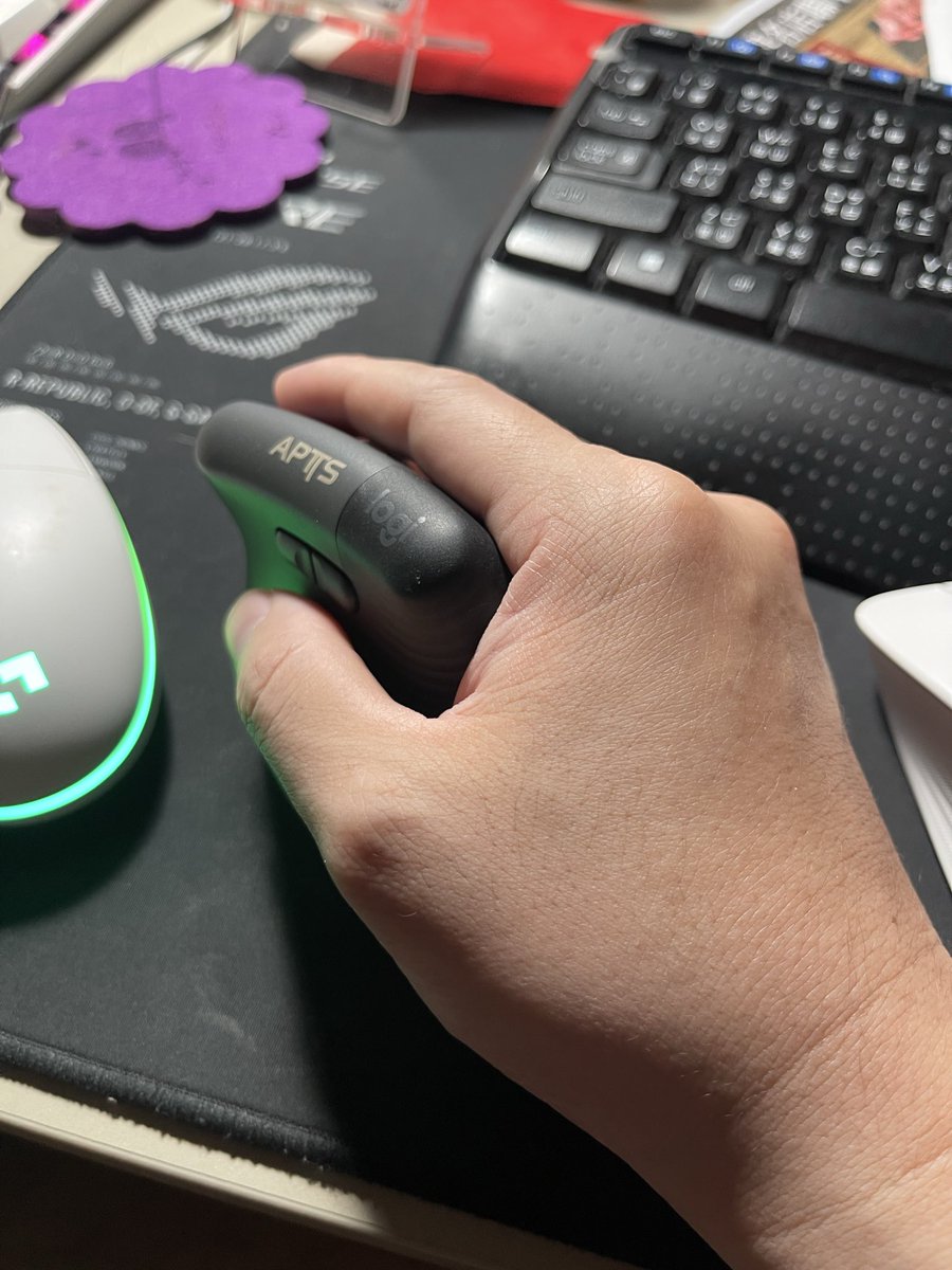paul92492464's tweet photo. 新玩具。用了一陣子比較適應了
手腕的壓力真的會變比較小
現在都交叉使用，左右開弓 https://t.co/0L15pIpd2A