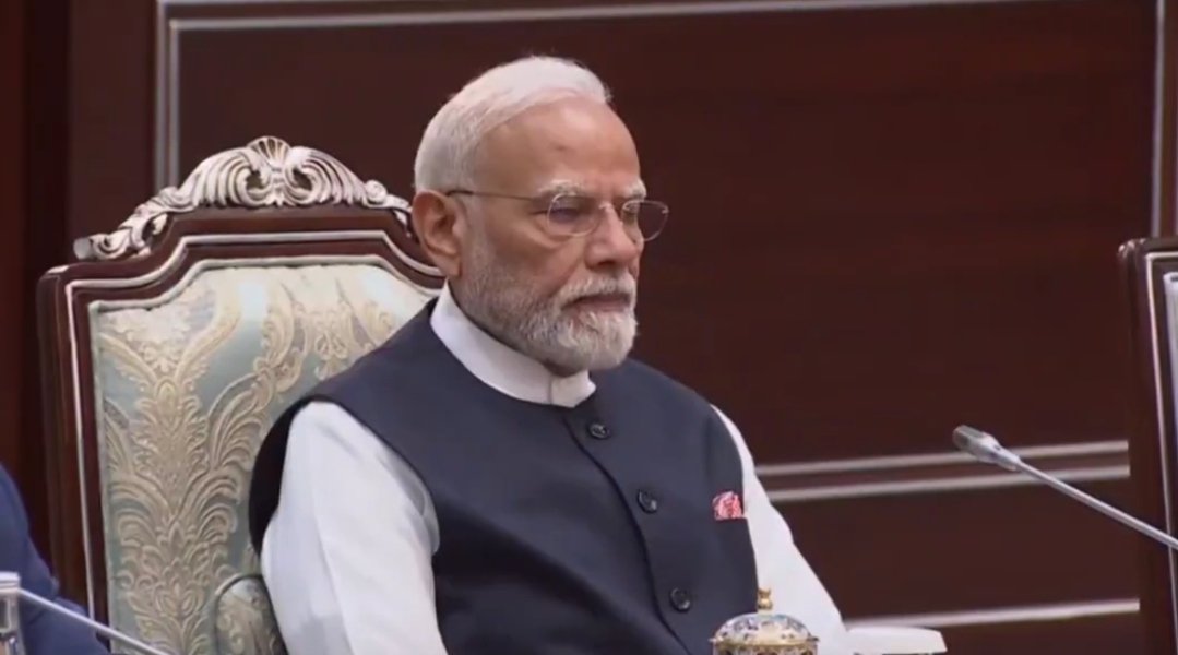 rishabhcdubey's tweet photo. प्रधानमंत्री मोदी अब बिश्केक में हैं, जहां 26वां SCO शिखर सम्मेलन (31 अगस्त-1 सितंबर) चल रहा है  संगठन के 25 साल पूरे होने का मौका, और भारत 2017 से इसका पूर्ण सदस्य है। ताशकंद में असली सौदे हुए थे, बिश्केक कूटनीतिक संदेश देने का मंच है  दोनों को एक जैसा समझना गलती होगी।

भारत का एजेंडा तीन शब्दों में समेटा जा सकता है Security, Connectivity, Opportunity। यानी आतंकवाद पर सख्त रुख, चाबहार-INSTC के जरिए कनेक्टिविटी, और मध्य एशिया में मजबूत मौजूदगी।

पुतिन के साथ द्विपक्षीय मुलाकात यहां का सबसे अहम कार्यक्रम है। दिलचस्प बात यह है कि दोनों नेता अगले दो हफ्तों में दो बार मिलेंगे। पहले यहां बिश्केक में, फिर 12-13 सितंबर को दिल्ली में होने वाले BRICS समिट में। 

खुद रूसी पक्ष ने कहा है कि पुतिन यहां कुल 9 द्विपक्षीय मुलाकातें करेंगे, जिसमें मोदी से बातचीत शी जिनपिंग से मिलने के तुरंत बाद होगी। 

एजेंडा में रूसी तेल आयात, रक्षा सौदों की डिलीवरी में देरी, व्यापार असंतुलन, और अमेरिका के दबाव के बीच भारत की रणनीतिक स्वायत्तता जैसे मुद्दे शामिल हैं।

शी जिनपिंग के साथ अभी तक कोई औपचारिक द्विपक्षीय बैठक शेड्यूल नहीं हुई है  पर समिट के किनारे मुलाकात संभव है। 

यह इसलिए मायने रखता है क्योंकि LAC पर सीमा वार्ता का एक और दौर हाल ही में बीजिंग में हुआ था, और भारत-चीन रिश्ते धीरे-धीरे सामान्य होने की कोशिश में हैं  दिल्ली BRICS से पहले यह एक संकेत होगा कि यह सुधार कितना असली है।

समिट में और भी कई मुलाकातें तय हैं  किर्गिज़ राष्ट्रपति ज़ापारोव, आर्मेनियाई प्रधानमंत्री पाशिन्यान के साथ। 

प्रधानमंत्री मोदी 6 वें World Nomad Games के उद्घाटन समारोह में भी शामिल होंगे।

रणनीतिक तौर पर देखें तो यह पूरी यात्रा भारत के बहुध्रुवीय संतुलन की कोशिश को दिखाती है  किसी एक खेमे में शामिल हुए बिना रूस, चीन और मध्य एशिया तीनों से एक साथ बातचीत। लेकिन असली नतीजा भाषणों से नहीं, बल्कि तेल आपूर्ति, रक्षा डिलीवरी और कनेक्टिविटी प्रोजेक्ट्स के ज़मीन पर उतरने से तय होगा।

#SCOSummit #Bishkek #Modi #Putin #XiJinping #IndiaRussia #IndiaChina #CentralAsia #ForeignPolicy #BRICS #StrategicAutonomy