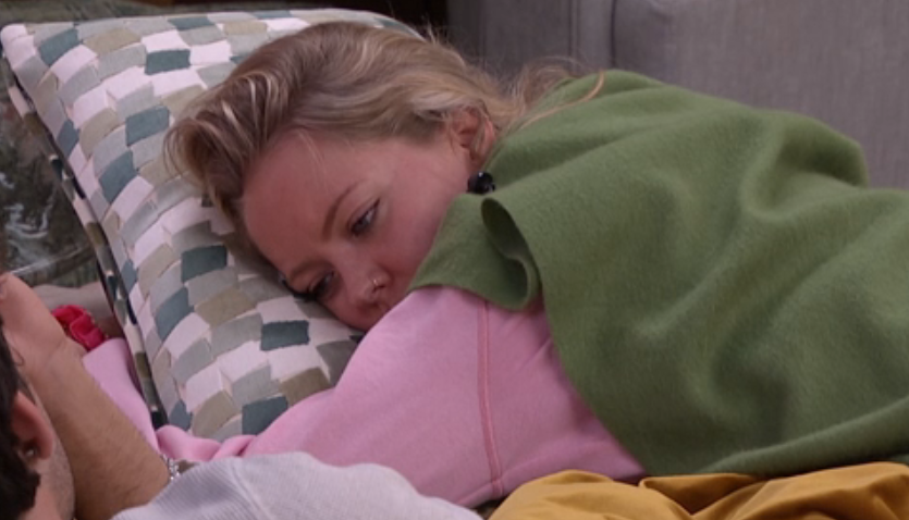 JokersBBUpdates's tweet photo. Posted 12:22am: Melody got a pillow off the floor to use. (Drew was using all the ones on the bed). Melody says it would stink if I never win anything. Drew says you won the hearts of America, only 6 people did. #BB28 #BBLF https://t.co/FaXcoNEAK2