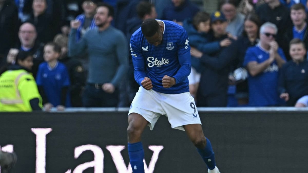 EvertonBlueArmy's tweet photo. Sad to see Beto go. The lad loves Everton and always gave his all, just sadly it wasn't enough for what we need. Inspired by Everton and Eto when he was younger, he got to live his dream. Best of luck to him and thankyou for everything 💙

'Ole ole ole ole, Beto, Beto 🎶 https://t.co/dpS1nLubxN