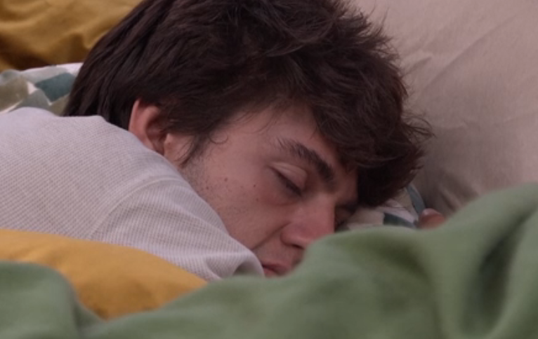 JokersBBUpdates's tweet photo. Posted 12:26am: Drew asks Melody to get him one of the long pillows she is using. He uses the same pillow and now they are on the same level resting in bed.  #BB28 #BBLF https://t.co/92wGmpTrnv