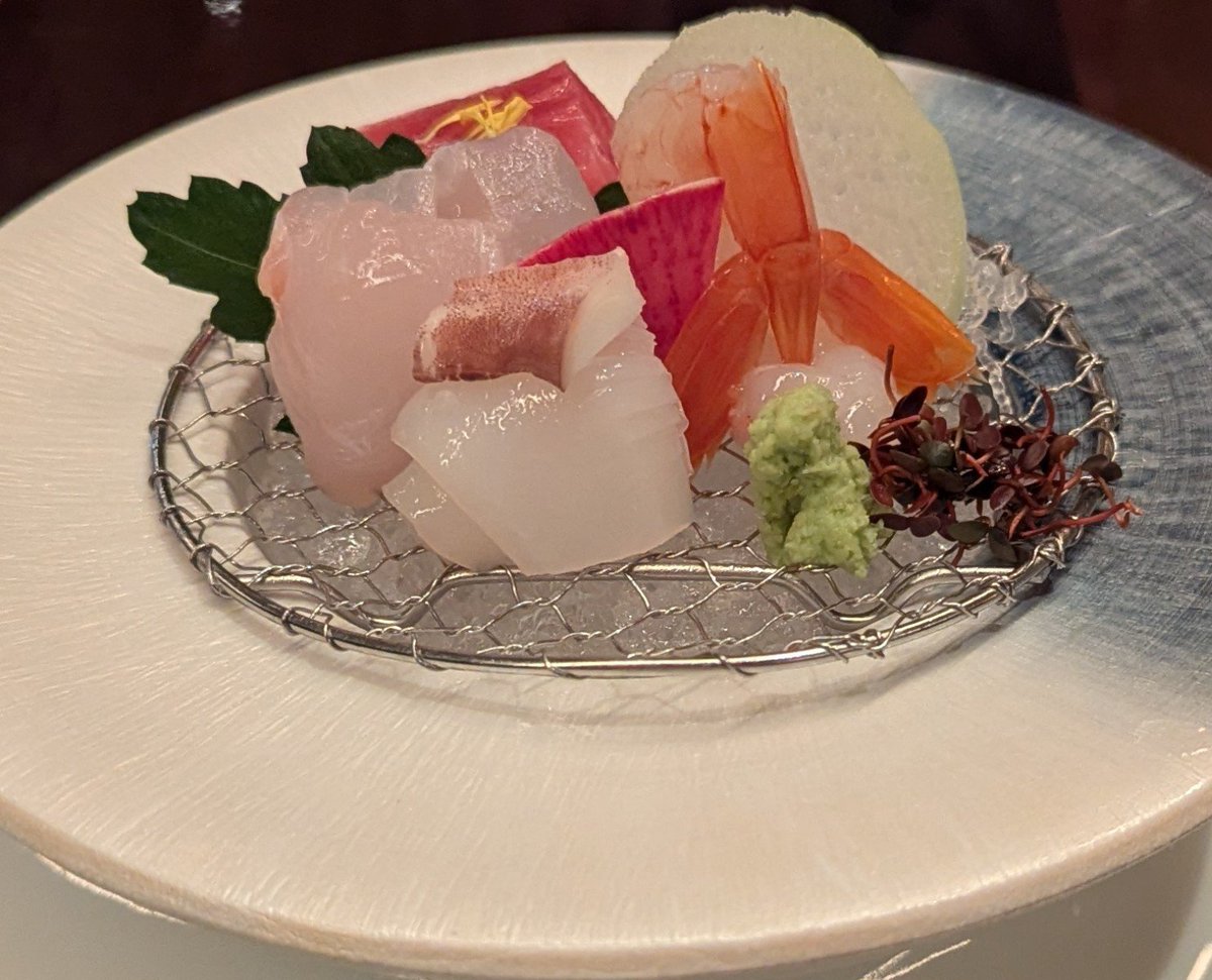Rio_Kanda_124's tweet photo. クマネイルシール🧸
切るの上手くいかなくてガタついてる😹

これをするには訳がありまして、、
史上最高値のディナーを食してきました、、💦
ドレスコードがどうとか同行者が言うので髪の毛から爪先までバチバチに決めて行きました！

結論!!　そこまでしなくても大丈夫だった!!

うん、美味しい!!! https://t.co/SNoNZFSX9y
