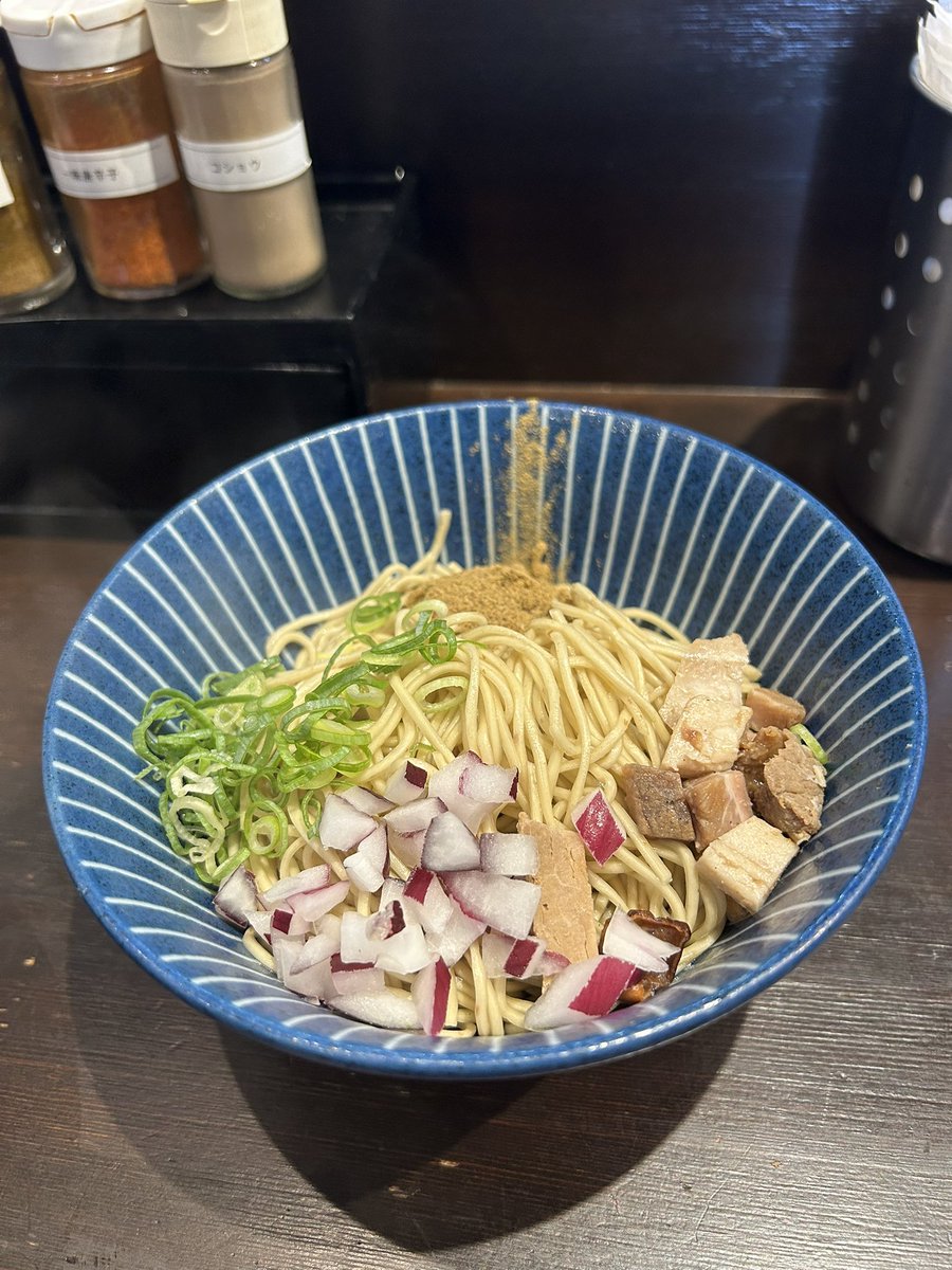 o_keiy's tweet photo. ラーメン こころ🍜#魚介系
📍静岡県菊川市半済
▷濃厚煮干しまぜそば、煮干し和え玉

限定B、追い飯つき
濃厚まぜまぜ摂取( ´ࠔ`* )♡
この色…サイコウ(*˘ｰ˘*)
ドロっと濃厚で美味い😋
追い飯も卓上の一味唐辛子
足しても抜群でした(ˊᗜˋ)/
和え玉ご馳走様でした🍜

ご馳走様でした。

@Cocoro_TKC https://t.co/h2xffxKu2C