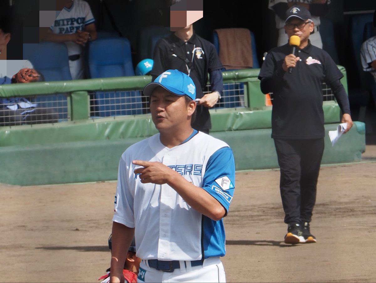 daizusan24's tweet photo. 球場で1番の歓声に包まれた金子誠さん

打席、守備と小学生の頃スタルヒンで
見た記憶を思い出して少し感動。　

最後の最後サインを頂けて
大ファンの妻氏も喜んでました。

#lovefighters #金子誠 https://t.co/Ej5KYj4HNA