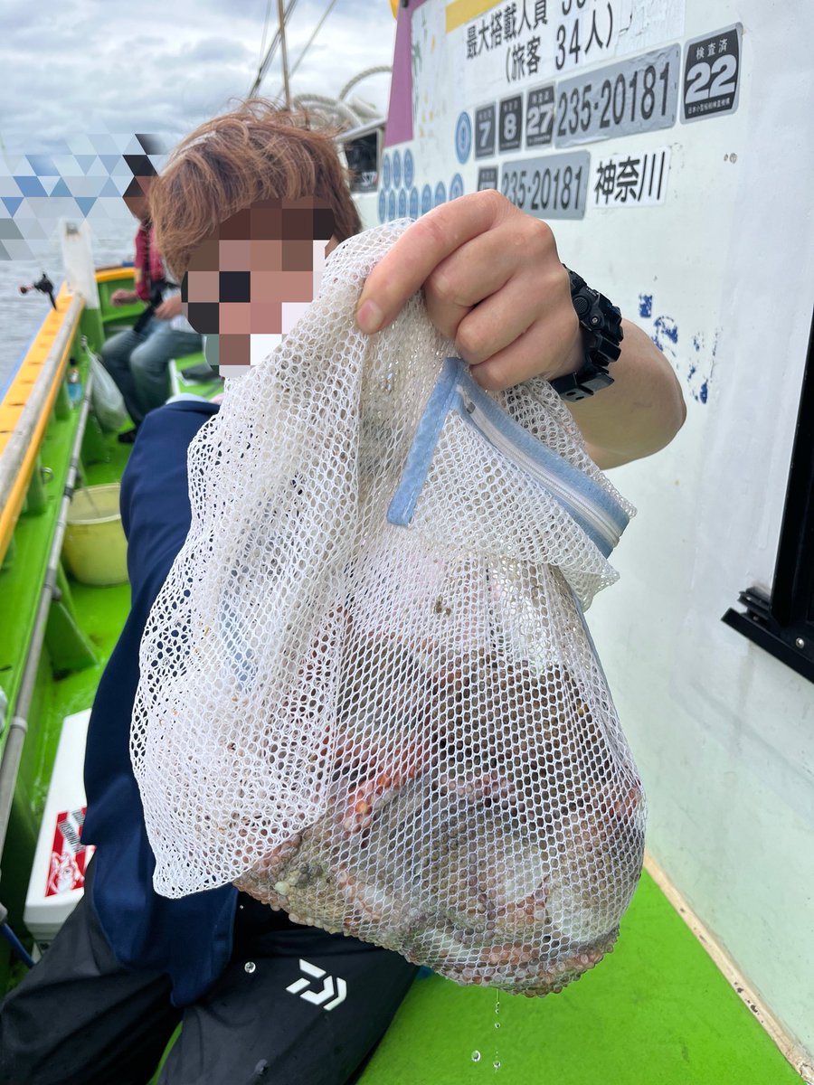 keisukeyoshikyu's tweet photo. タコ🐙船長🐙
朝から単発続きで焦りました〜ヽ(´o｀；
思い切って大移動敢行！🤯
いい感じにハマれた流しもあって、
好調でした〜〜

10名で船中77杯
ほとんどの方7.8杯前後でした！
おでこなし！！

#タコ
#吉久
#サワラ開幕 https://t.co/FCLfwVbqFr