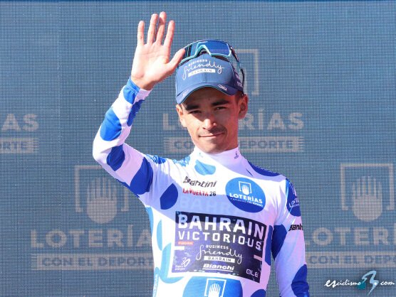 RuedaPedal's tweet photo. "Santiago Buitrago, nuevo líder de la montaña en la Vuelta a España" El ciclista colombiano (Bahrain-Victorious) es el nuevo líder de la clasificación general de la montaña de la Vuelta a España 2026, tras enfundarse el maillot de puntos azules.🤩💪👏 https://t.co/1qUz5e3yWp https://t.co/zvUSZW0UBO