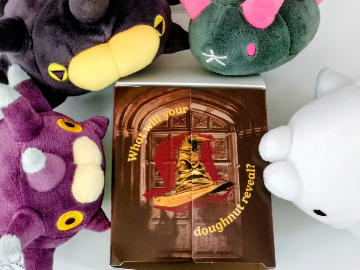 tewox116's tweet photo. クリスピー・クリーム・ドーナツの、ハリー・ポッターの組分け帽子をイメージしたランダムな色のドーナツ。
ワクワクするいいデザインの箱です🎁
…どの寮になるかな？🧹(°*°)🍩(・⊃⊂・)(∅ω∅)🪄
ﾊｯﾌﾙﾊﾟﾌ!!(°*°)

#ナマコブシ #ユキハミ #バチンウニ #ぬい撮り https://t.co/wC9siVv09d