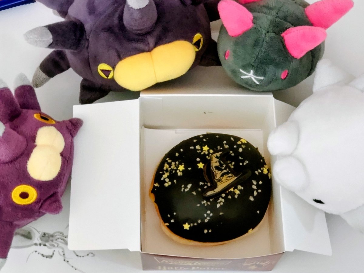 tewox116's tweet photo. クリスピー・クリーム・ドーナツの、ハリー・ポッターの組分け帽子をイメージしたランダムな色のドーナツ。
ワクワクするいいデザインの箱です🎁
…どの寮になるかな？🧹(°*°)🍩(・⊃⊂・)(∅ω∅)🪄
ﾊｯﾌﾙﾊﾟﾌ!!(°*°)

#ナマコブシ #ユキハミ #バチンウニ #ぬい撮り https://t.co/wC9siVv09d
