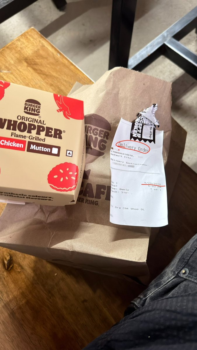 ShwetaSharma236's tweet photo. This young man from Bengaluru works for a large company. This afternoon, he felt very hungry, so he ordered food from Burger King.

Under the offer, he ordered Original Whopper Chicken for ₹209. The delivery boy arrived with the food about 15 minutes later.

But as soon as the boy opened the package, he was shocked.

The Whopper was completely burnt on one side and looked uneaten.

The boy immediately called the delivery boy. The delivery boy told him to talk to company support.

The boy then tried to contact Burger King's help support, but received no satisfactory response.

The boy says that even after spending ₹209-210, if he gets such food,

then at least he has the hope that the order will be worth eating!

Food may be cheaper under the offer, but why compromise on quality?