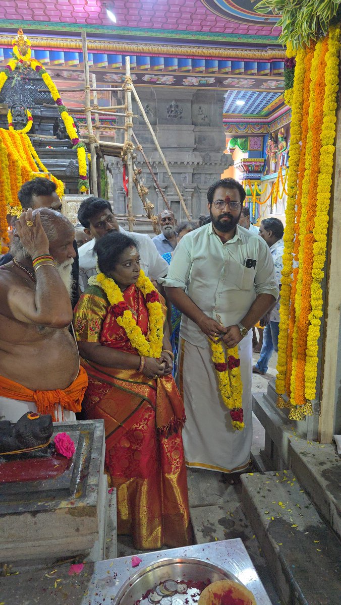 DrTamilisai4BJP's tweet photo. வளசரவாக்கம் அருள்மிகு லட்சுமி விநாயகர் மற்றும் காரிய சித்தி ஆஞ்சநேயர் திருக்கோவிலின் கும்பாபிஷேக திருவிழாவில் கலந்து கொண்டு, இறைவனை தரிசனம் செய்ததில் பெரும் மகிழ்ச்சி.

அனைவருக்கும் அருள்மிகு லட்சுமி விநாயகர் மற்றும் காரிய சித்தி ஆஞ்சநேயர் திருவருளும், நல்ல ஆரோக்கியமும், வளமும் கிடைக்க பிரார்த்திக்கிறேன். 🙏
#கும்பாபிஷேகம் #விநாயகர் #ஆஞ்சநேயர் #வளசரவாக்கம்