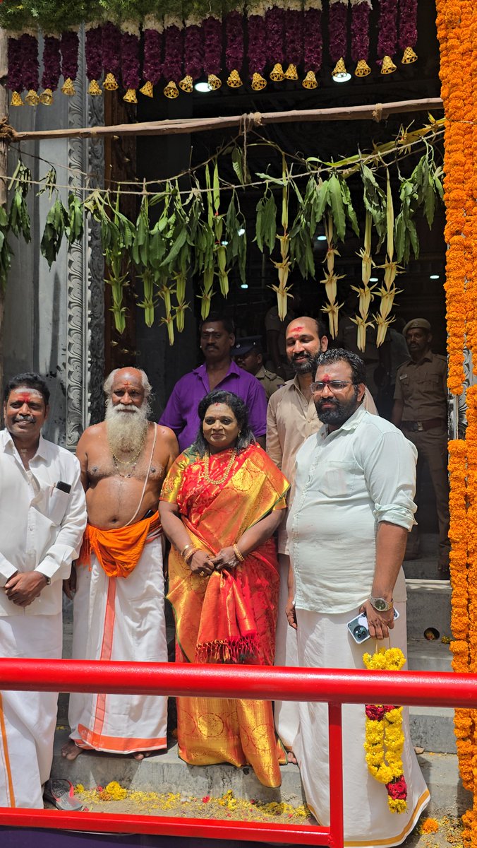 DrTamilisai4BJP's tweet photo. வளசரவாக்கம் அருள்மிகு லட்சுமி விநாயகர் மற்றும் காரிய சித்தி ஆஞ்சநேயர் திருக்கோவிலின் கும்பாபிஷேக திருவிழாவில் கலந்து கொண்டு, இறைவனை தரிசனம் செய்ததில் பெரும் மகிழ்ச்சி.

அனைவருக்கும் அருள்மிகு லட்சுமி விநாயகர் மற்றும் காரிய சித்தி ஆஞ்சநேயர் திருவருளும், நல்ல ஆரோக்கியமும், வளமும் கிடைக்க பிரார்த்திக்கிறேன். 🙏
#கும்பாபிஷேகம் #விநாயகர் #ஆஞ்சநேயர் #வளசரவாக்கம்