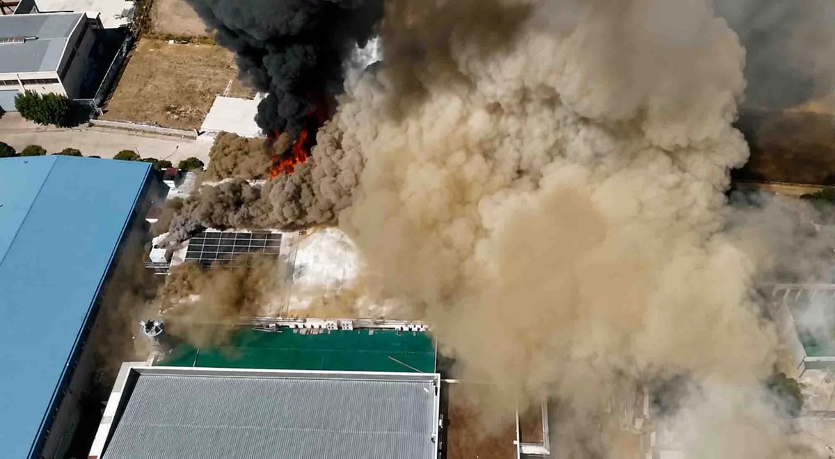 CronicaNorte's tweet photo. Un incendio arrasa un plató y las oficinas de una nave de producción audiovisual en Fuente el Saz https://t.co/n3NmO5RBPK https://t.co/Z2cJyUfEvv