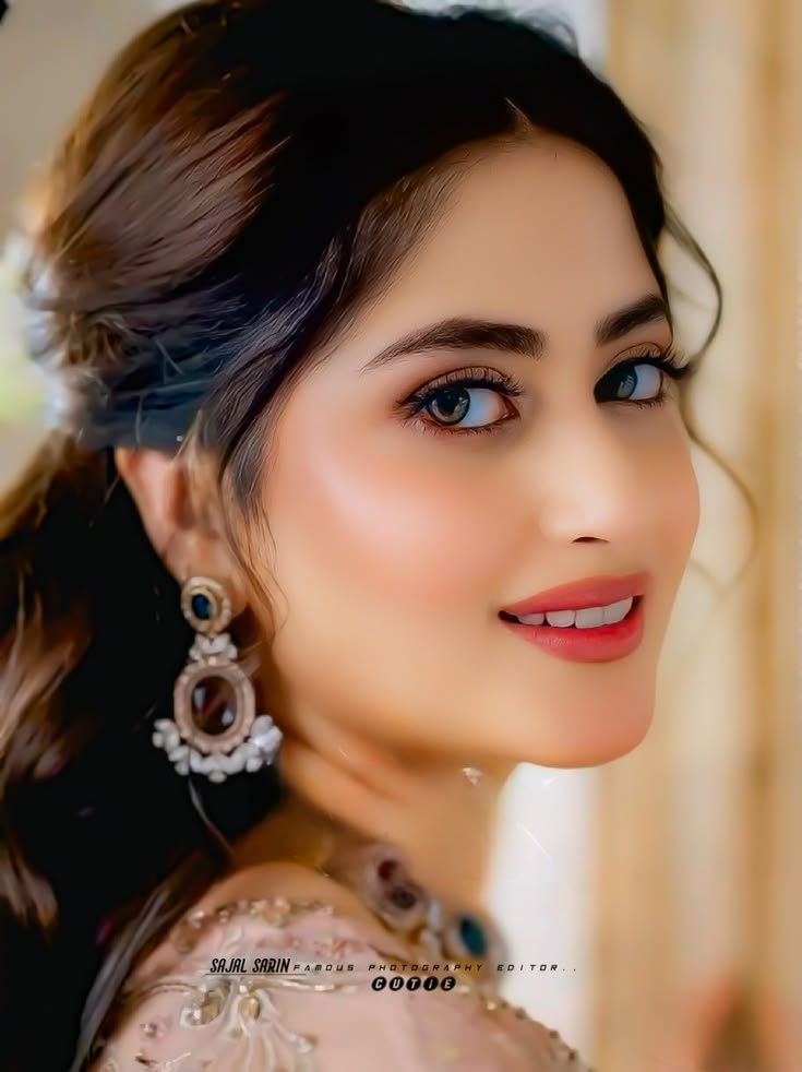 Zarakhnaln's tweet photo. How do i look? https://t.co/epNLpReJXU